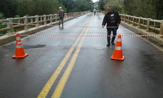 CRBM bloqueia ponte sobre o Rio da Várzea na RS 569 em Barra Funda - foto 2