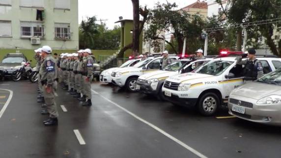 Soldado e um agente da 

Polícia Civil trocaram tiros ao não se reconhecerem enquanto buscavam criminosos que assaltaram banco