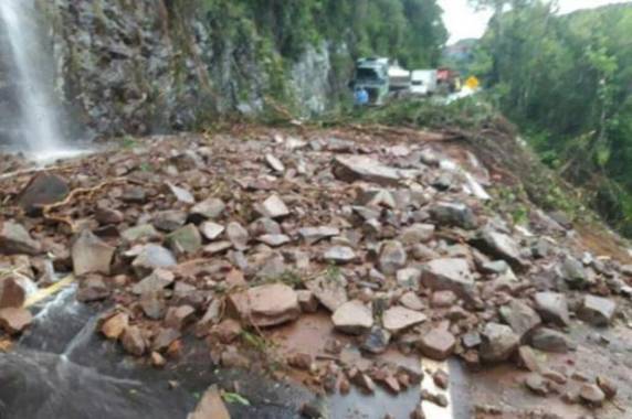 Rodovias federais e estaduais seguem com restrição no fluxo de veículos