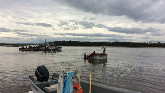 Seis pessoas estariam na embarcação. Quatro foram resgatadas com vida na manhã desta sexta-feira (9)