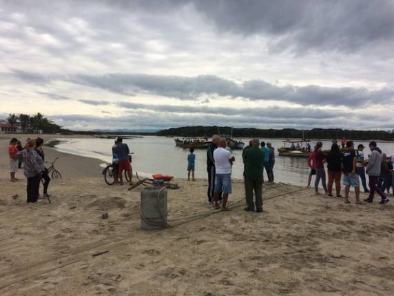 Seis pessoas estariam na embarcação. Quatro foram resgatadas com vida na manhã desta sexta-feira (9)