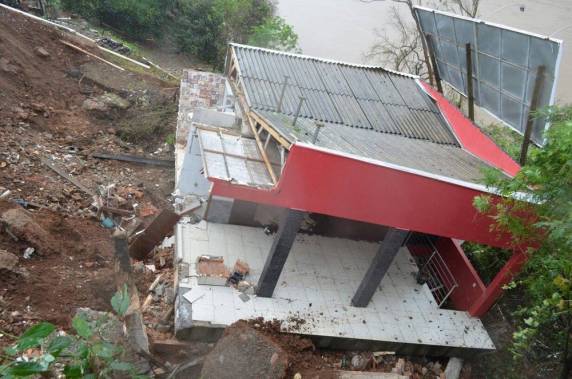 Residências próximas ao local são desocupadas, 

pelo mesmo risco de deslizamento, segundo a PM