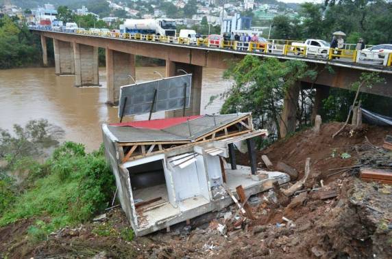 Residências próximas ao local são desocupadas, 

pelo mesmo risco de deslizamento, segundo a PM