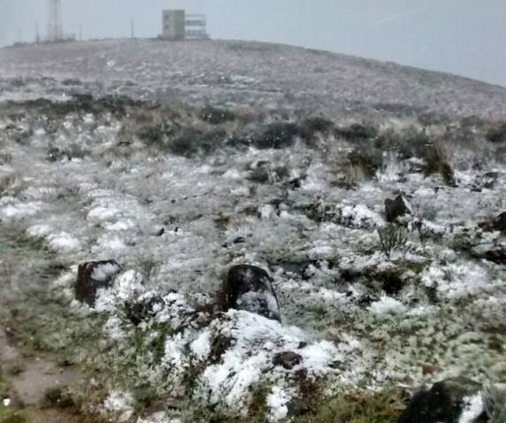 Fenômeno foi registrado em 

cidades da Serra de SC na tarde desta sexta (9). Segundo meteorologista, não deve acontecer de novo no fim de semana