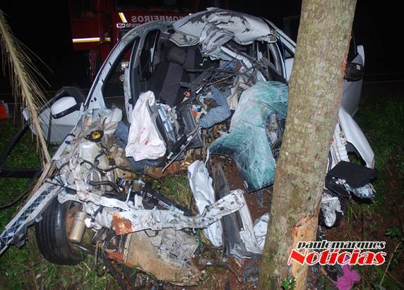 Saída de pista
deixa um jovem morto e uma jovem em estado grave, na BR 472 em Três de Maio - foto 5