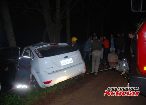 Saída de pista
deixa um jovem morto e uma jovem em estado grave, na BR 472 em Três de Maio - foto 7