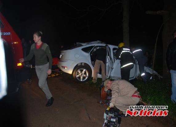 Saída de pista
deixa um jovem morto e uma jovem em estado grave, na BR 472 em Três de Maio - foto 9
