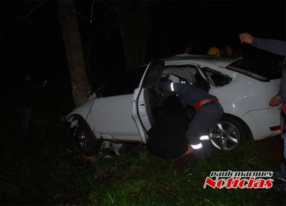 Saída de pista
deixa um jovem morto e uma jovem em estado grave, na BR 472 em Três de Maio - foto 3