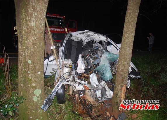 Saída de pista
deixa um jovem morto e uma jovem em estado grave, na BR 472 em Três de Maio - foto 2