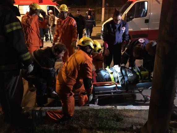 Dois ficaram gravemente feridos, entre os quais está uma gestante. Equipes precisaram cortar o carro para 

socorrer as vítimas