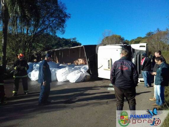 Carreta deslizou em local molhado do asfalto atravessou a pista e tombou, o motorista resultou ferido e foi conduzido ao Pronto Socorro de Panambi