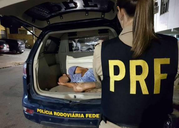 Ao descer do veículo, homem precisou de ajuda dos policiais para ficar em pé, conforme PRF