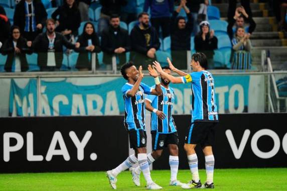Lateral-esquerdo mandou para o gol após 

cobrança de escanteio