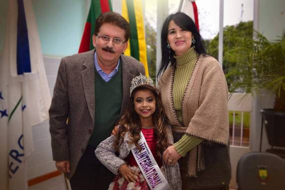 Homenageada, Mini Miss
Internacional desfila pelas ruas da cidade de Três de Maio - foto 4