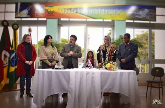 Homenageada, Mini Miss
Internacional desfila pelas ruas da cidade de Três de Maio - foto 2