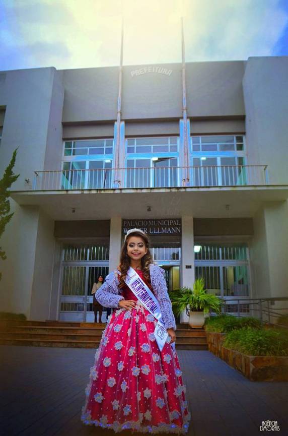 Homenageada, Mini Miss
Internacional desfila pelas ruas da cidade de Três de Maio - foto 5