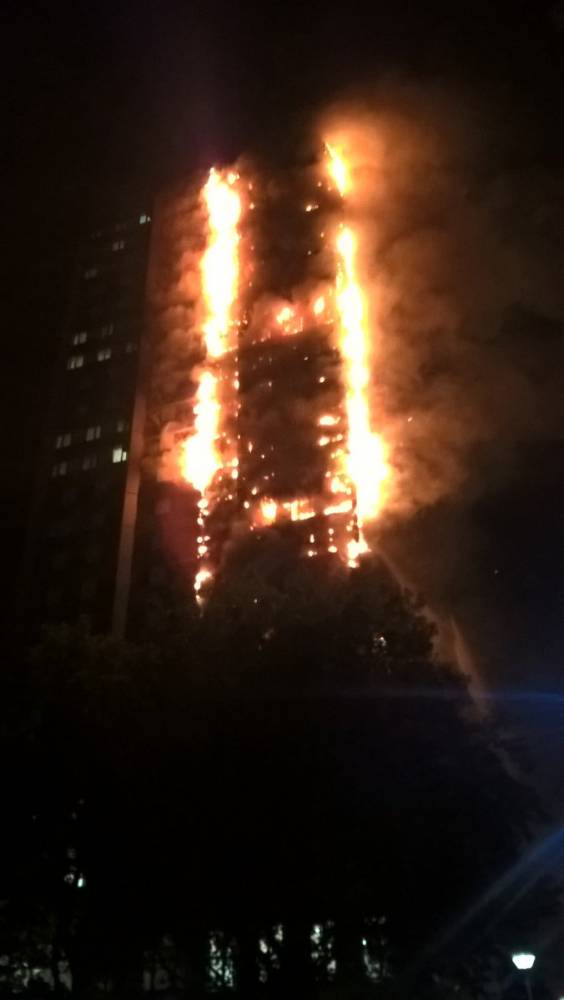 Incêndio atinge prédio de 24 andares em Londres - foto 2
