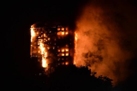 Incêndio atinge prédio de 24 andares em Londres - foto 3