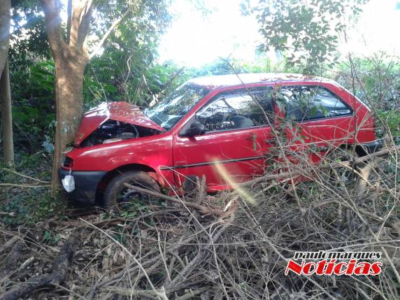 Mulher fica ferida depois de bater com veículo contra uma árvore, em Três de
Maio - foto 2