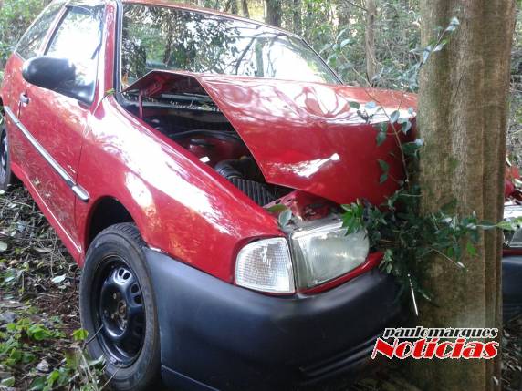 Mulher fica ferida depois de bater com veículo contra uma árvore, em Três de
Maio - foto 3