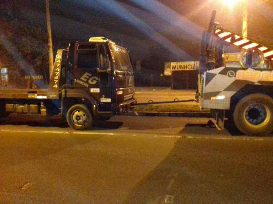Caminhão estava com o 

licenciamento vencido e o motorista não tinha habilitação específica para este tipo de serviço
