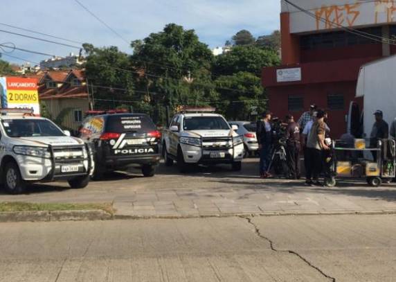 Pelo menos oito viaturas novas foram usadas nas filmagens. Enquanto isso, funcionários do estabelecimento aguardaram quase três horas pela chegada da BM