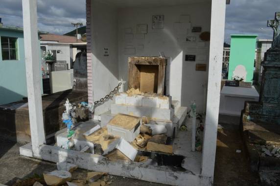 Túmulo de 'irmãos milagreiros', 

bastante visitado no cemitério Cruz das Almas, foi o mais danificado