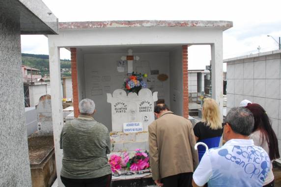 Em Lages, mais de 50 túmulos são depredados, e jazigo de
vítimas de crime lendário de 1902, destruído - foto 3