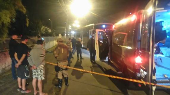 Motociclista em fuga bate em ônibus, e caroneiro morre em Blumenau - foto 2
