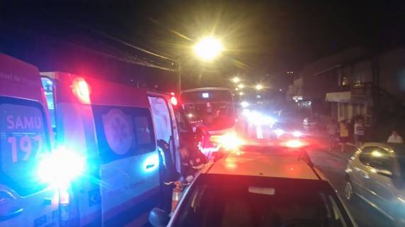 Motociclista em fuga bate em ônibus, e caroneiro morre em Blumenau - foto 3