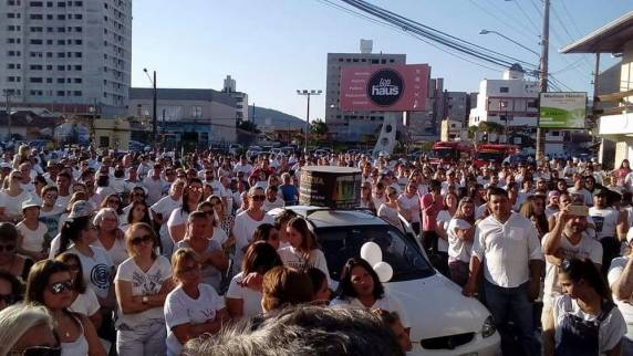 Após morte de balconista em tentativa de assalto, moradores fazem ato
por segurança em Navegantes - foto 2