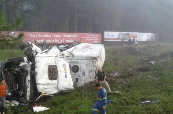 Acidente com carreta que transportava carga de 

carne ocorreu por volta das 8 horas deste sábado