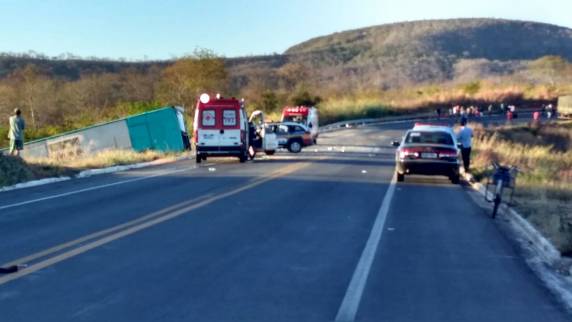 Acidente de ônibus mata dez pessoas no norte de Minas Gerais - foto 2