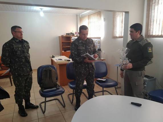 Comandante do 19º RCMec em visita ao comando do 4º BPAF - foto 2
