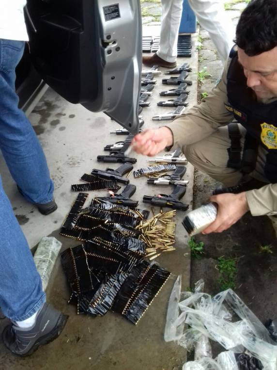 PRF apreende
dezenas de pistolas e milhares de munições para fuzil - foto 3