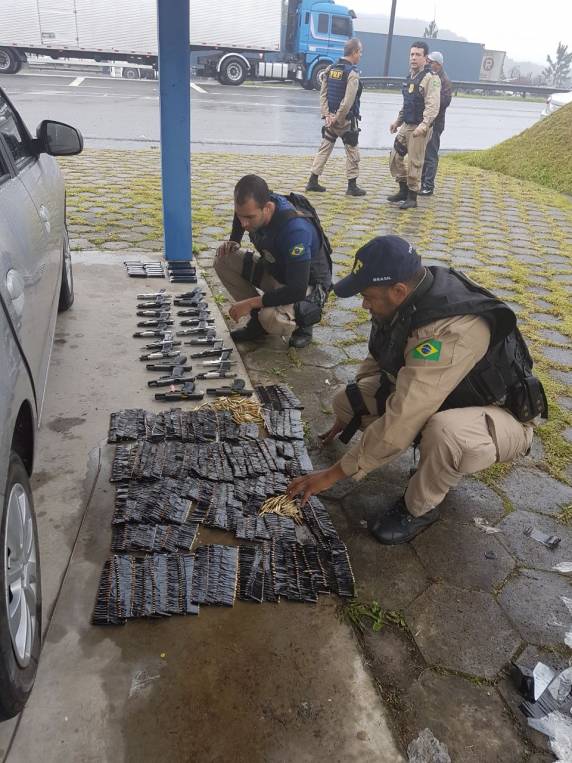 PRF apreende
dezenas de pistolas e milhares de munições para fuzil - foto 2