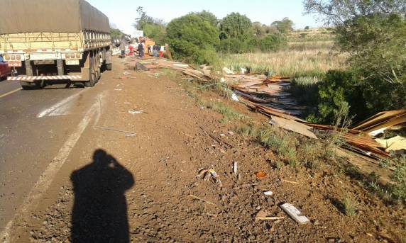 Carreta tomba na BR 285 e deixa dois feridos em Santo Antônio das Missões - foto 3