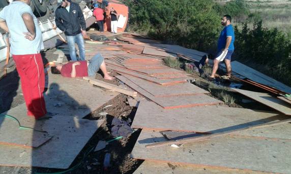 Carreta tomba na BR 285 e deixa dois feridos em Santo Antônio das Missões - foto 2