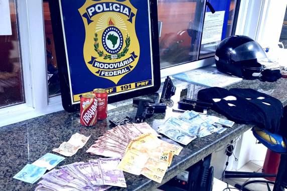PRF detém assaltantes armados na BR 101 em Biguaçu - foto 4