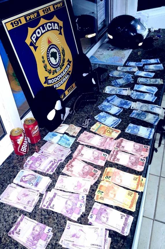 PRF detém assaltantes armados na BR 101 em Biguaçu - foto 3