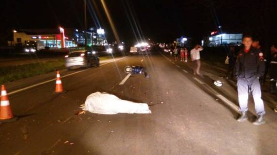 Após bater contra um caminhão, morador da cidade, que tinha 21 anos, morreu na hora