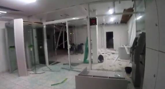Moradores ouviram explosão e tiros na madrugada deste sábado, segundo PM. 

Nenhum suspeito foi preso