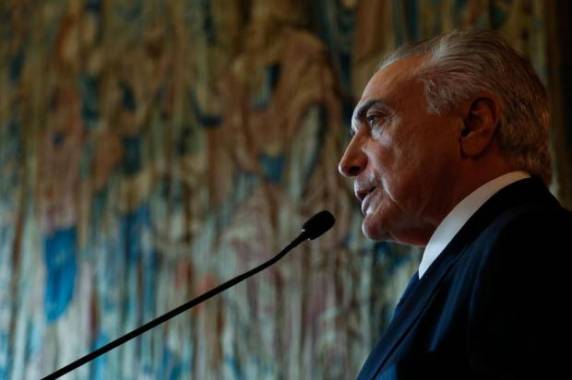 Rocha Loures, ex-deputado flagrado recebendo mala com R$ 500 mil reais de executivo da JBS, também foi 

denunciado