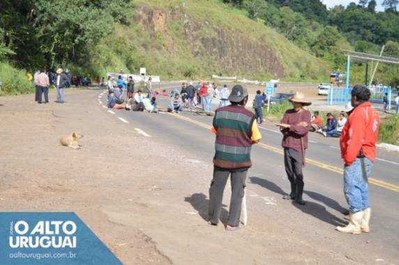 Bloqueio 

ocorre no km 2 da rodovia, próximo à ponte que liga RS a SC