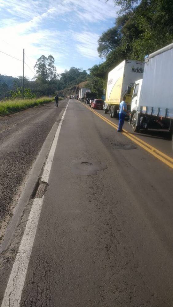 Bloqueio 

ocorre no km 2 da rodovia, próximo à ponte que liga RS a SC