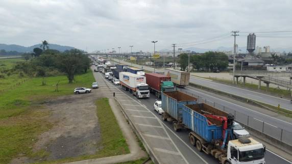 Motorista morre em batida entre dois caminhões na BR-101 em Itajaí - foto 2