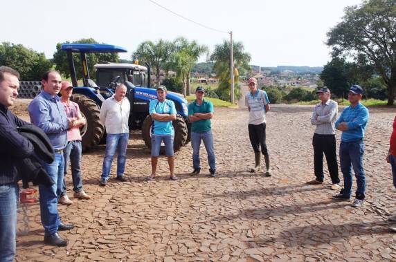 Entrega de equipamentos agrícolas aos grupo de máquinas - foto 6