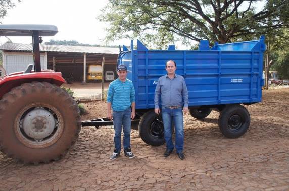 Entrega de equipamentos agrícolas aos grupo de máquinas - foto 4