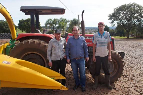 Entrega de equipamentos agrícolas aos grupo de máquinas - foto 7
