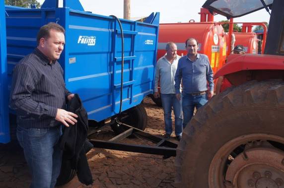 Entrega de equipamentos agrícolas aos grupo de máquinas - foto 5